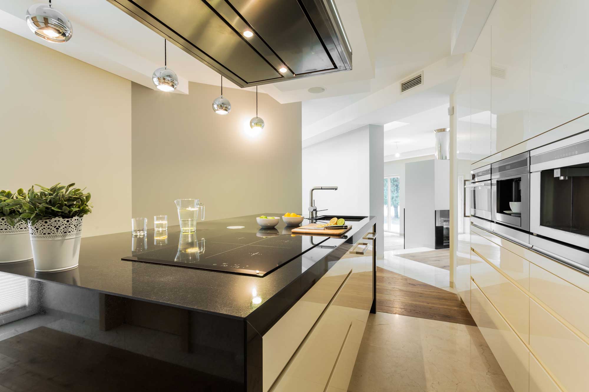 Open space di lusso: colori e illuminazione - Santandrea Luxury Houses